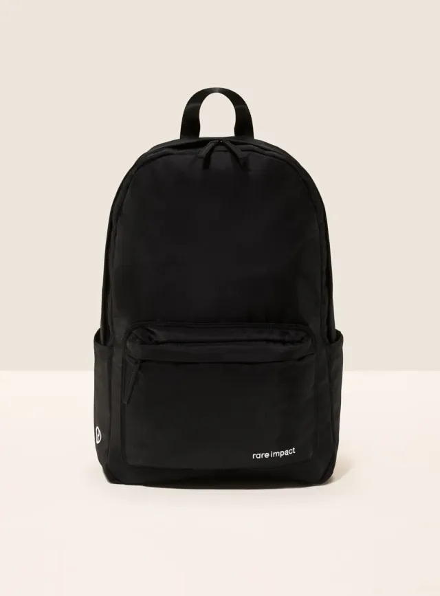 Rare Beauty Rare Impact sac à dos nylon noir minimaliste