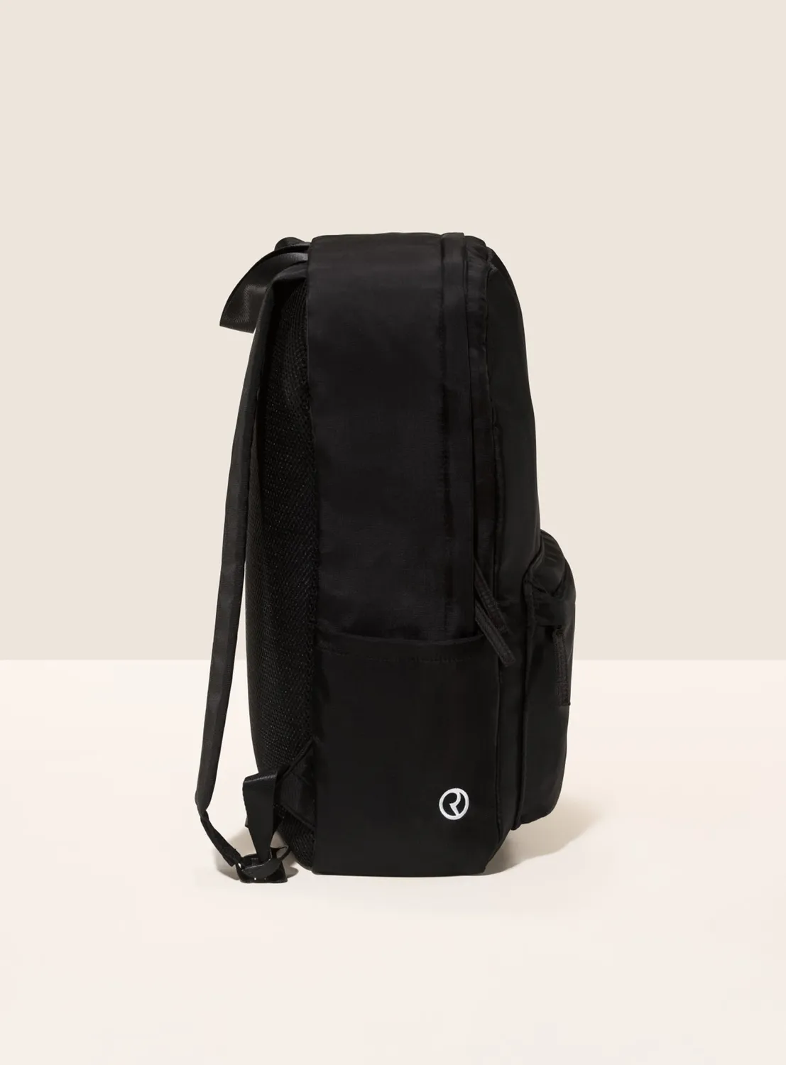 Rare Beauty Rare Impact sac à dos nylon noir minimaliste