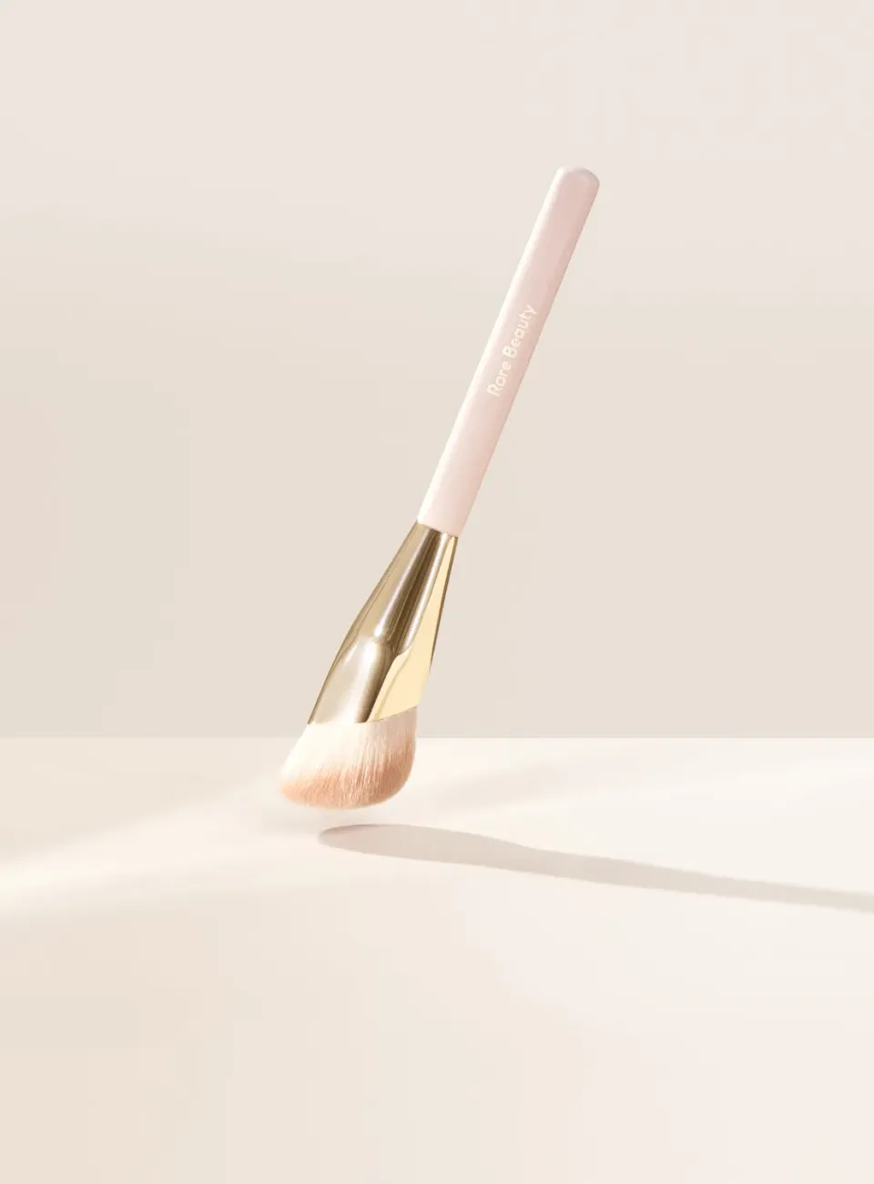 Rare Beauty Liquid Touch pinceau fond de teint taille unique
