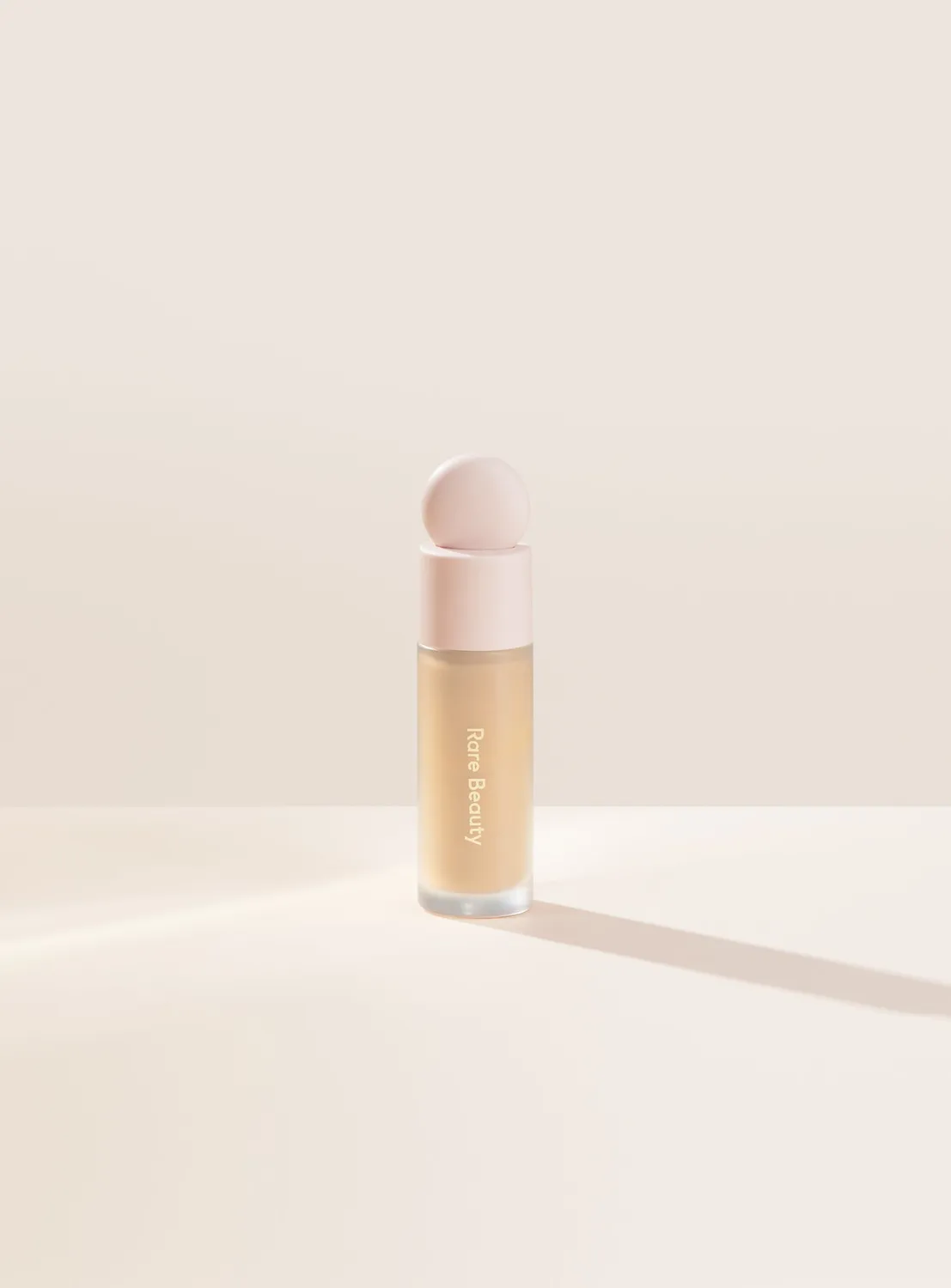 Rare Beauty Liquid Touch Brightening Concealer anticernes éclat