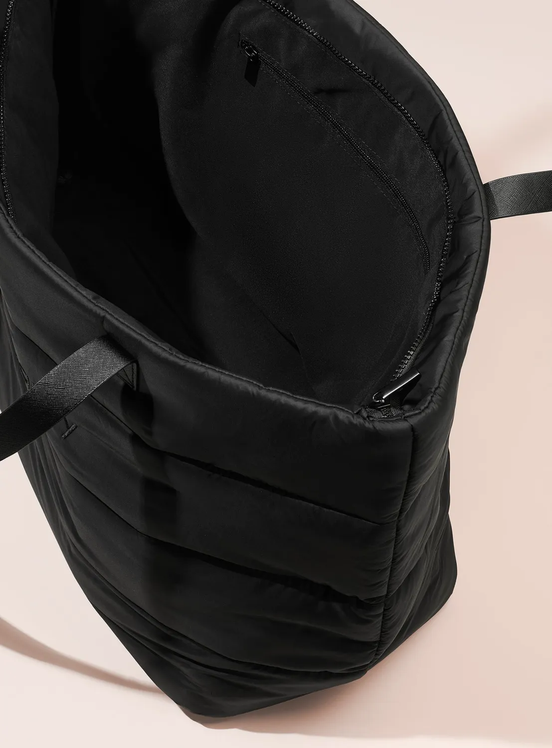 Rare Beauty Puffy Traveler Tote sac tote noir taille unique