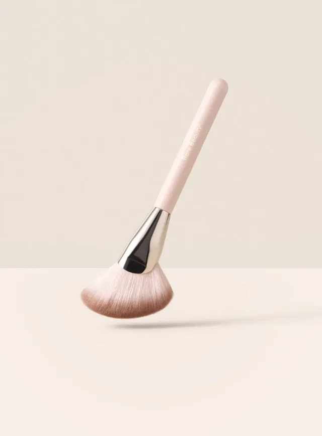 Rare Beauty Angled Powder Brush pinceau poudre biseauté