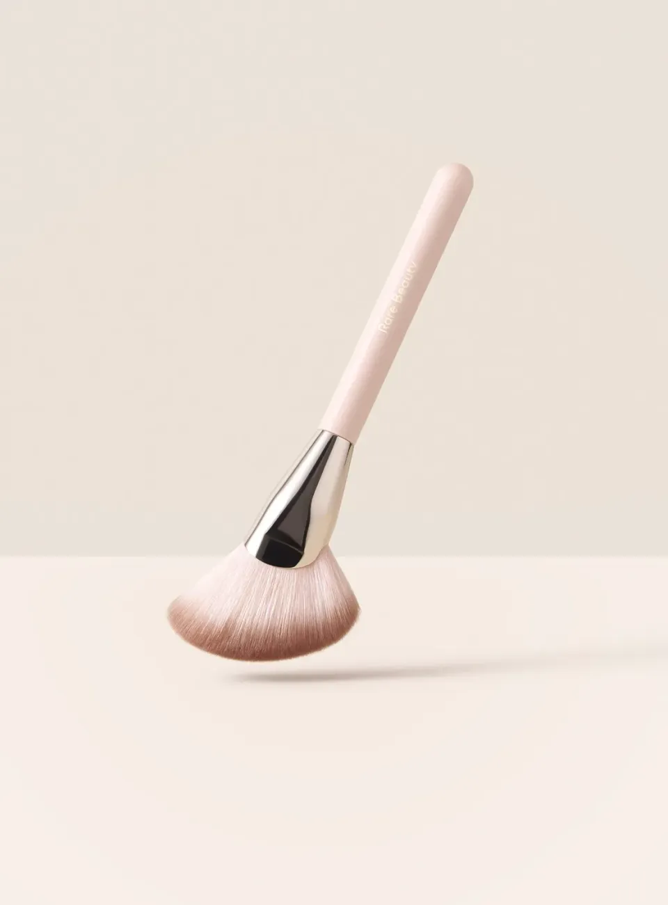 Rare Beauty Angled Powder Brush pinceau poudre biseauté
