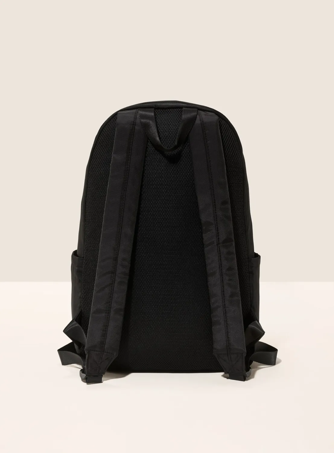 Rare Beauty Rare Impact sac à dos nylon noir minimaliste