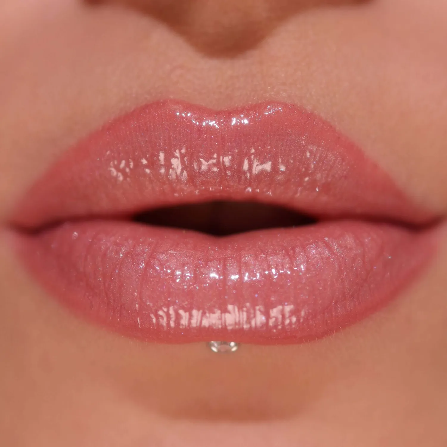 Revolution Pout Bomb Shimmer gloss lèvres nacré
