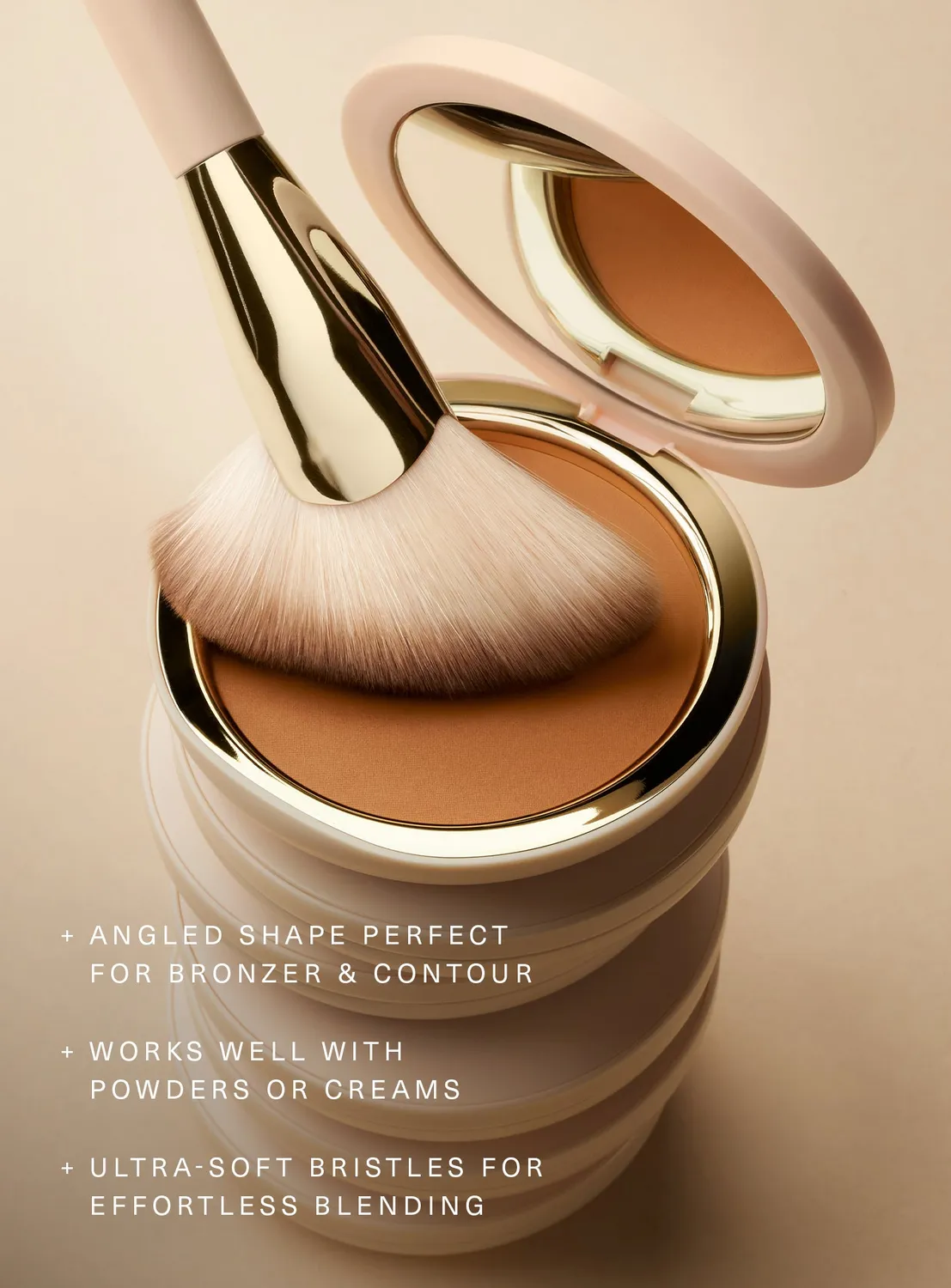 Rare Beauty Angled Powder Brush pinceau poudre biseauté