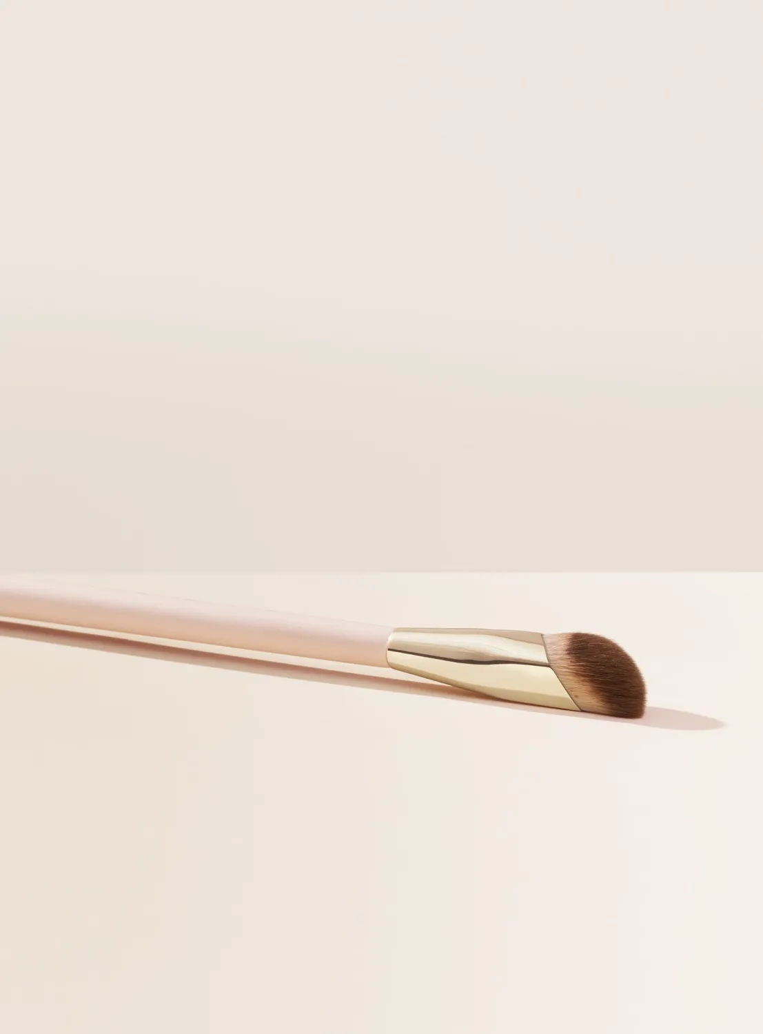 Rare Beauty Liquid Touch pinceau correcteur pointe précise