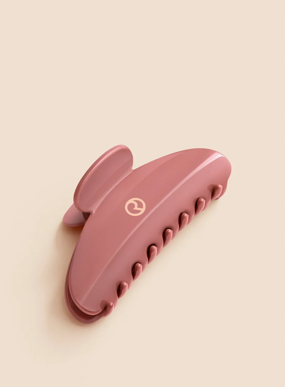 Rare Beauty Find Comfort Claw Clip pince cheveux