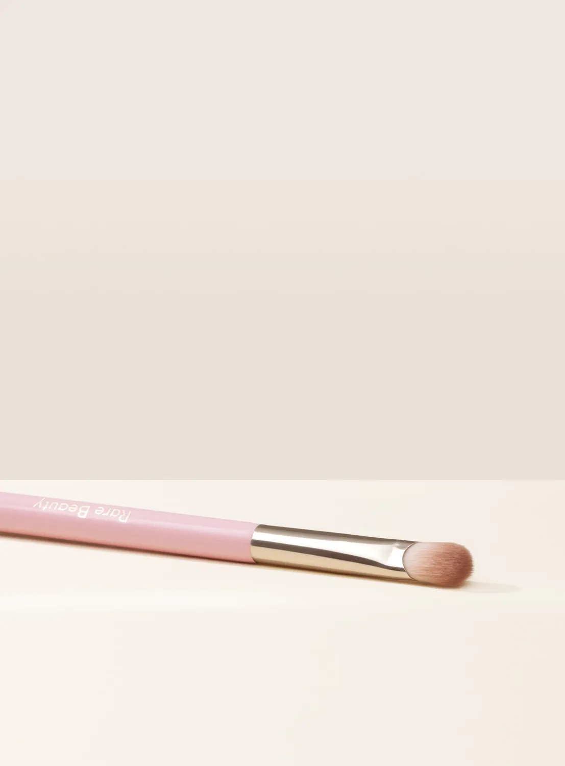 Rare Beauty Stay Vulnerable All-Over Eyeshadow Brush pinceau