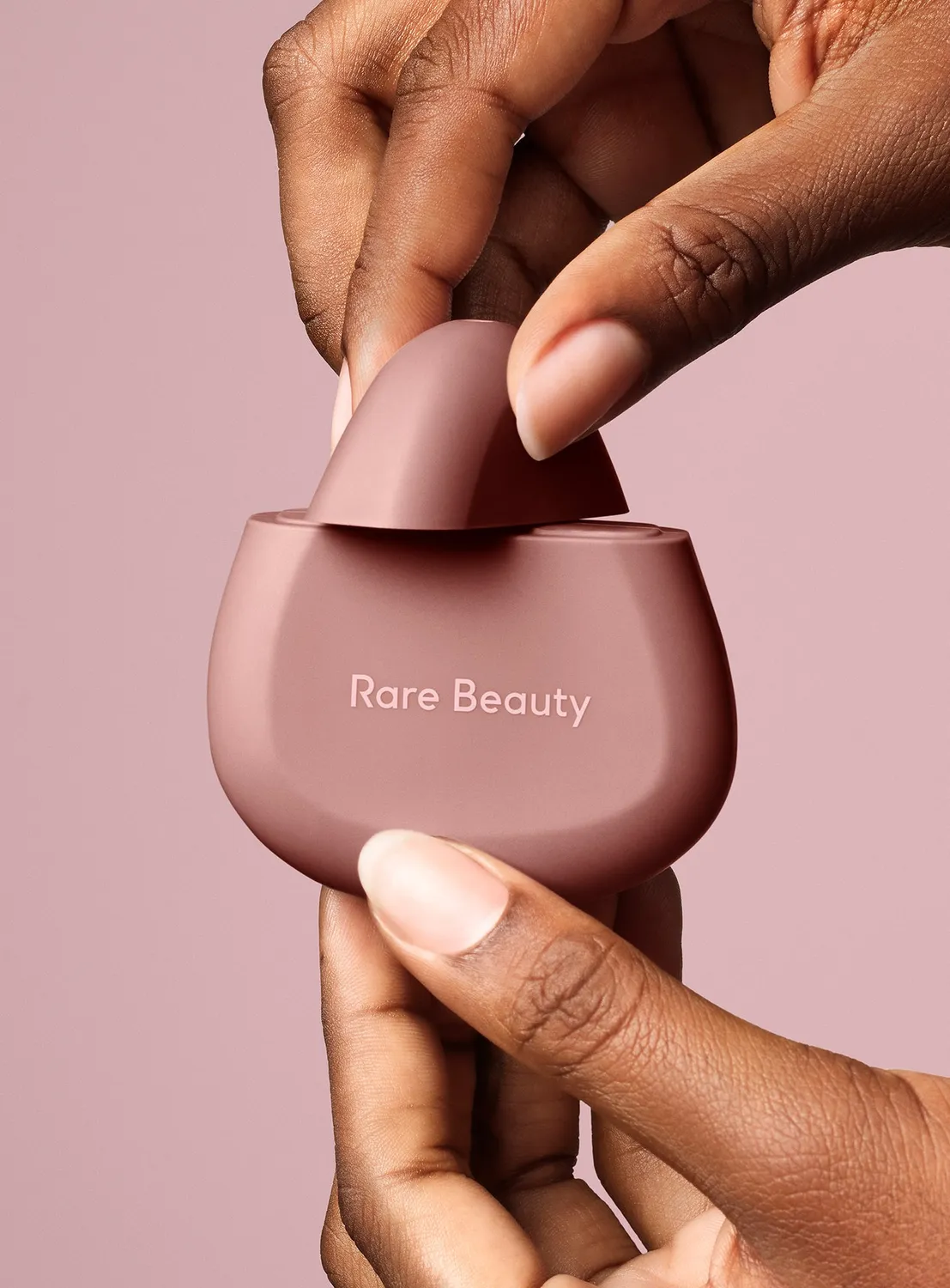 Rare Beauty Find Comfort crème mains hydratante 16h légère