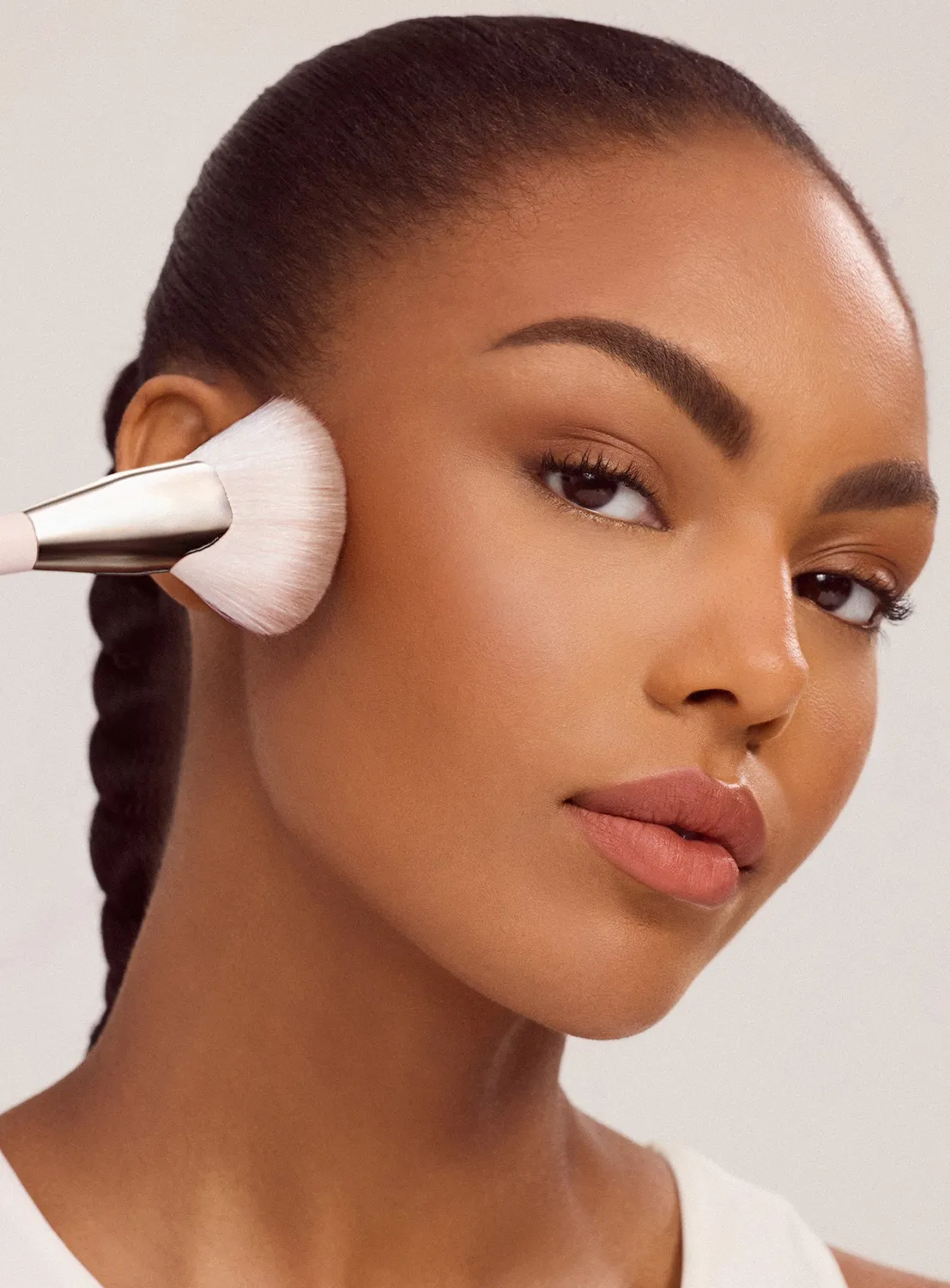 Rare Beauty Angled Powder Brush pinceau poudre biseauté
