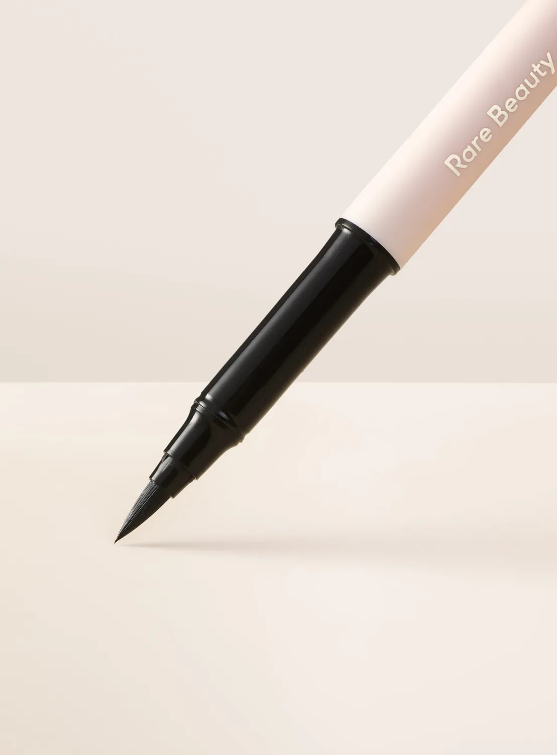 Rare Beauty Perfect Strokes Matte Liquid Liner eyeliner noir mat