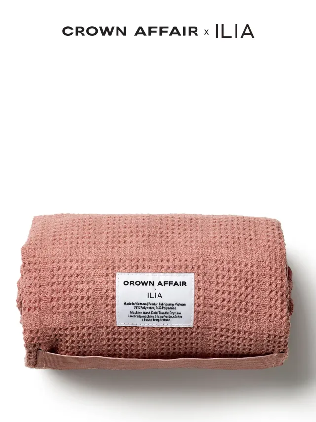 Ilia x Crown Affair The Pink Towel serviette cheveux rose