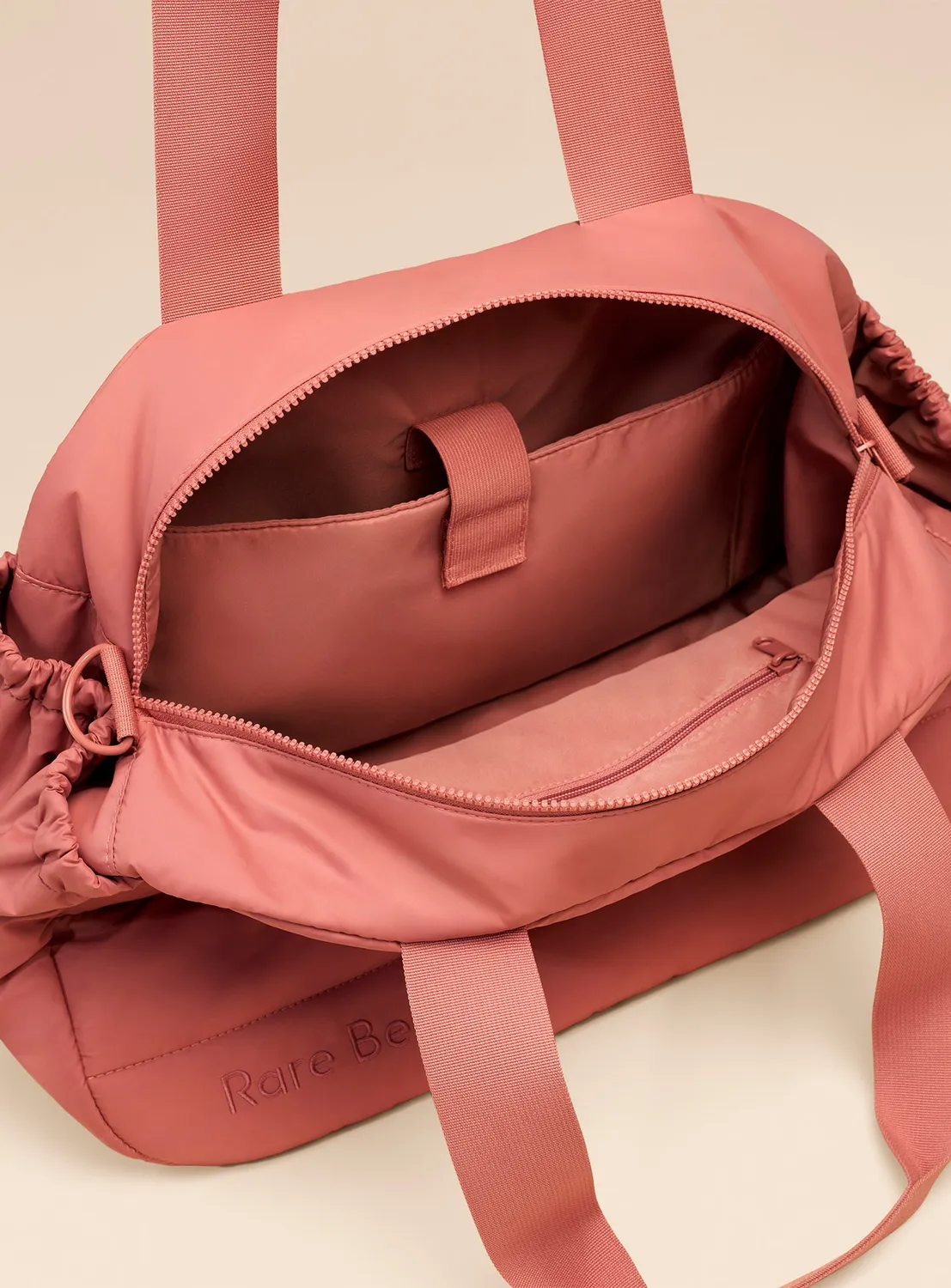 Rare Beauty Puffy sac tote nylon rembourré protecteur