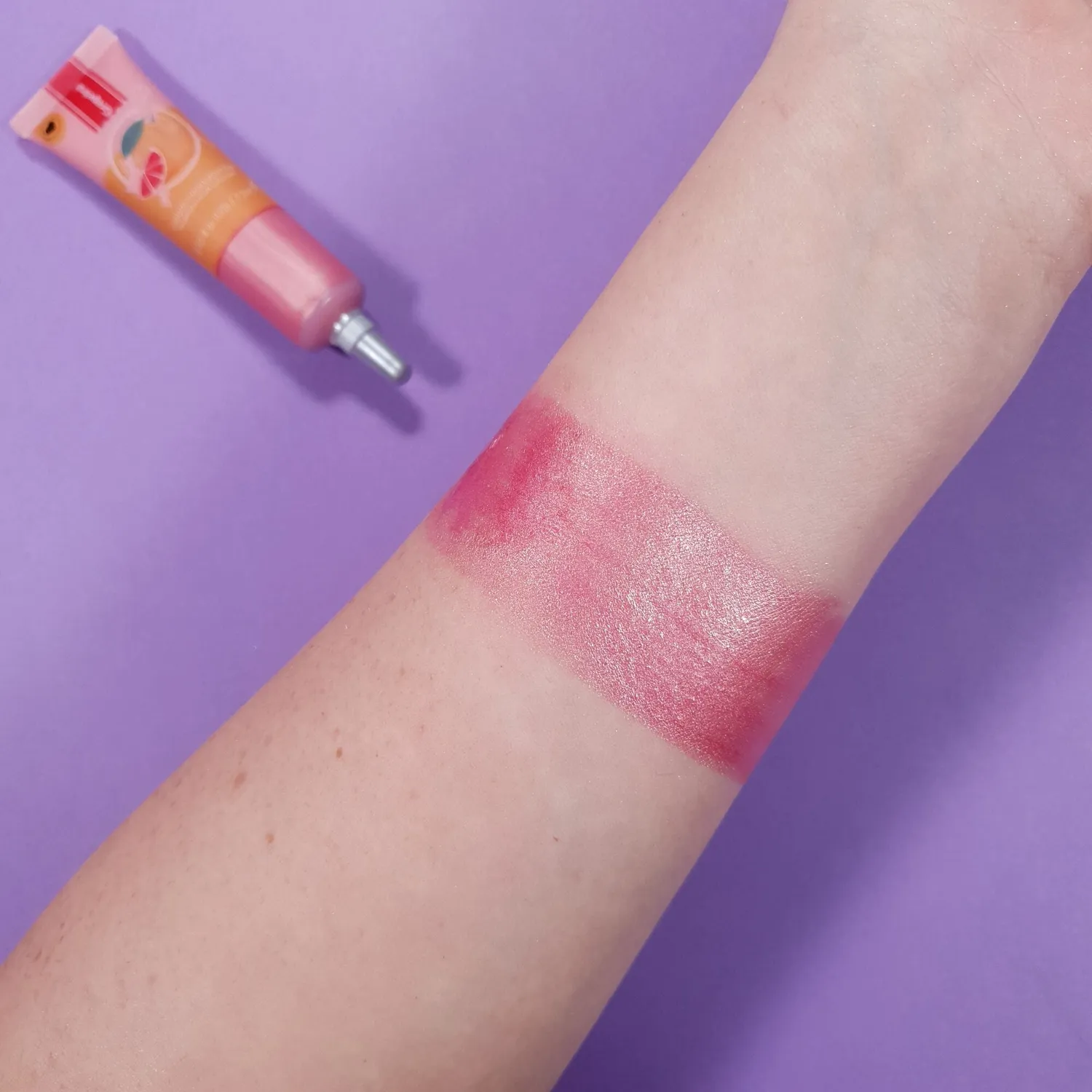 I Heart Revolution Grapefruit Fizz highlighter liquide rosé