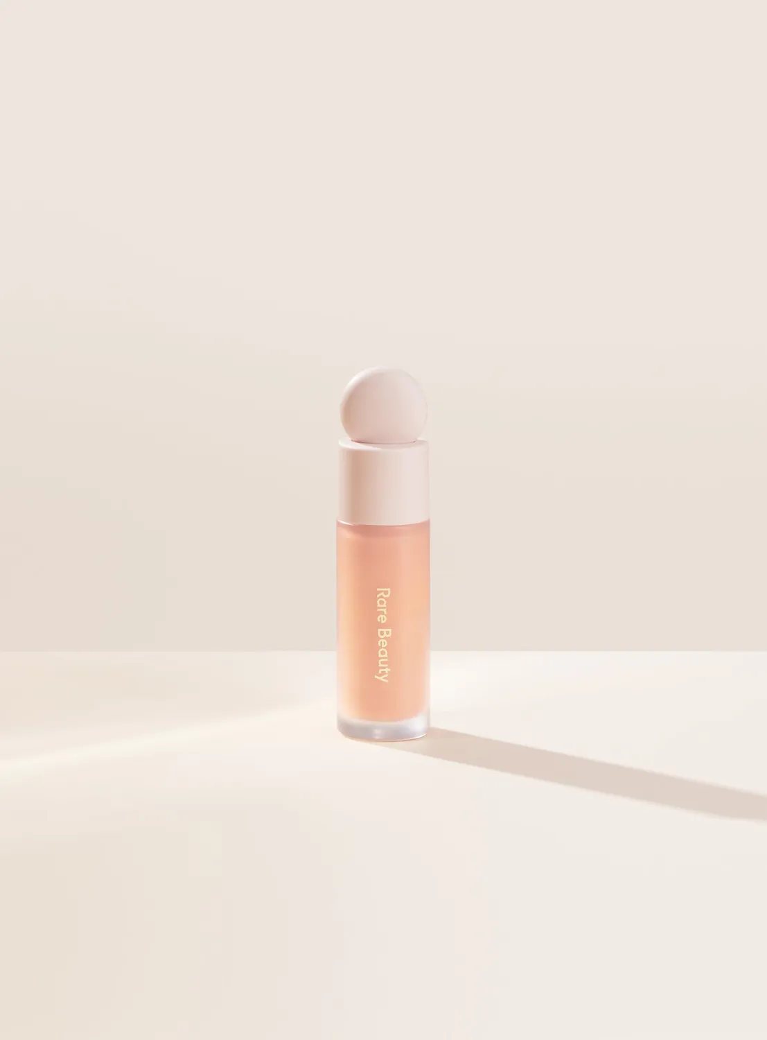 Rare Beauty Liquid Touch Brightening Concealer anticernes éclat