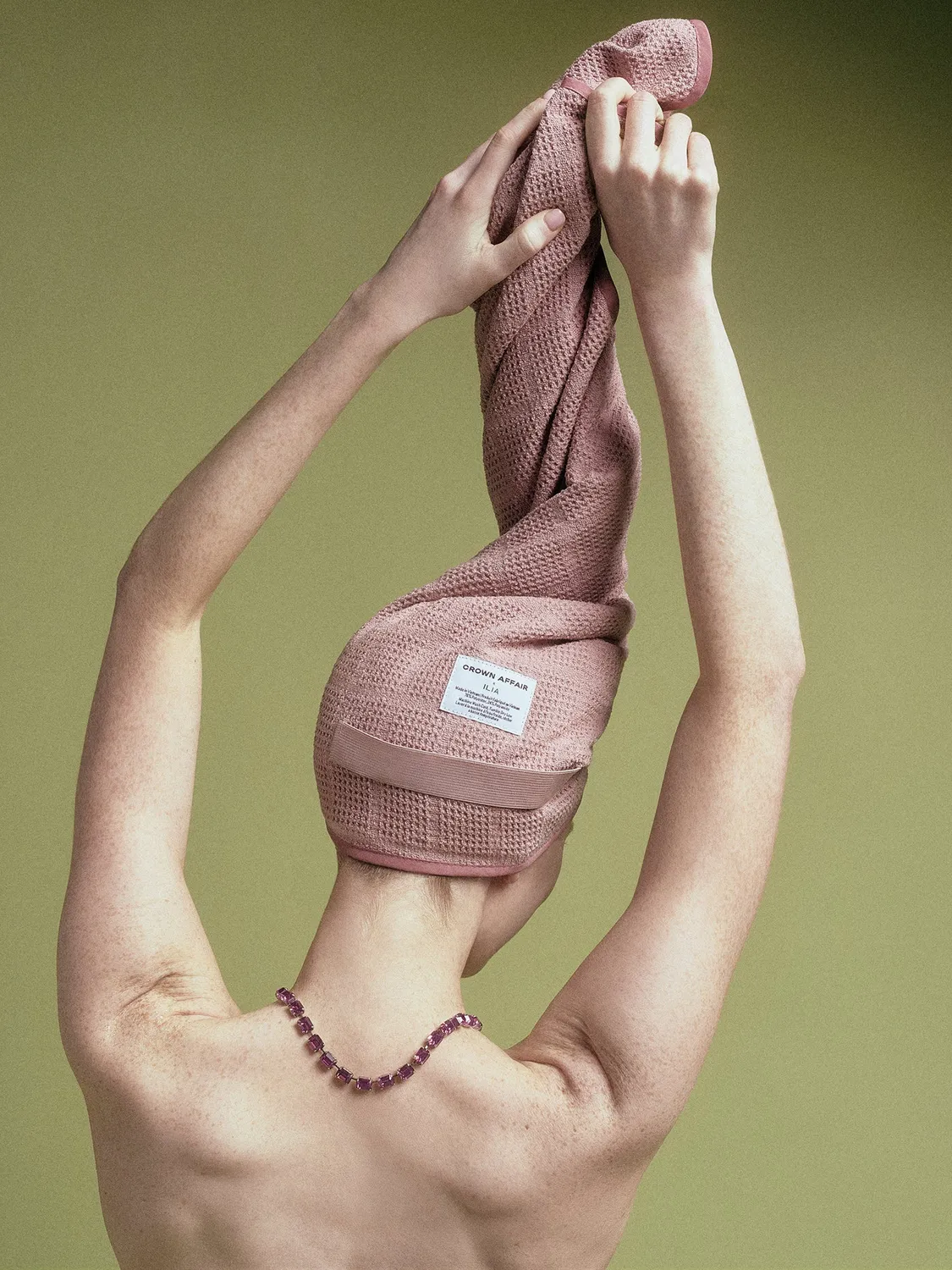 Ilia x Crown Affair The Pink Towel serviette cheveux rose