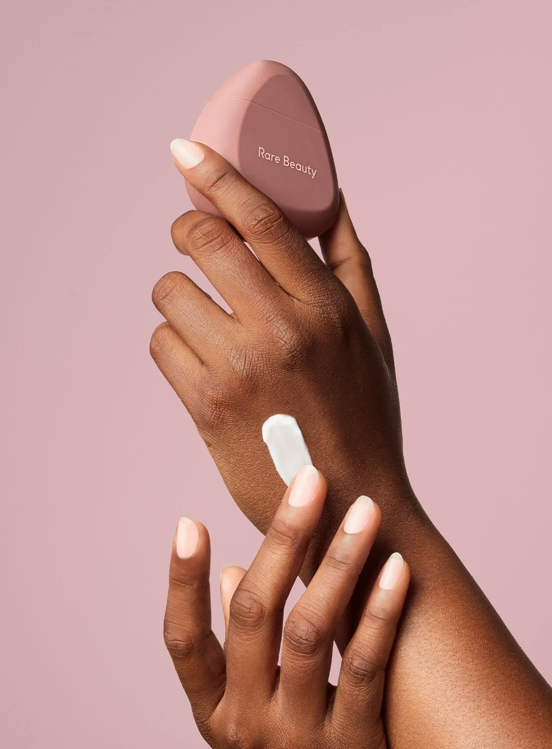 Rare Beauty Find Comfort crème mains hydratante 16h légère