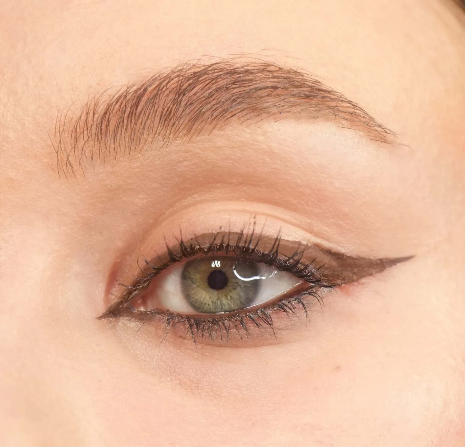 Revolution Super Flick eyeliner liquide Noir intense