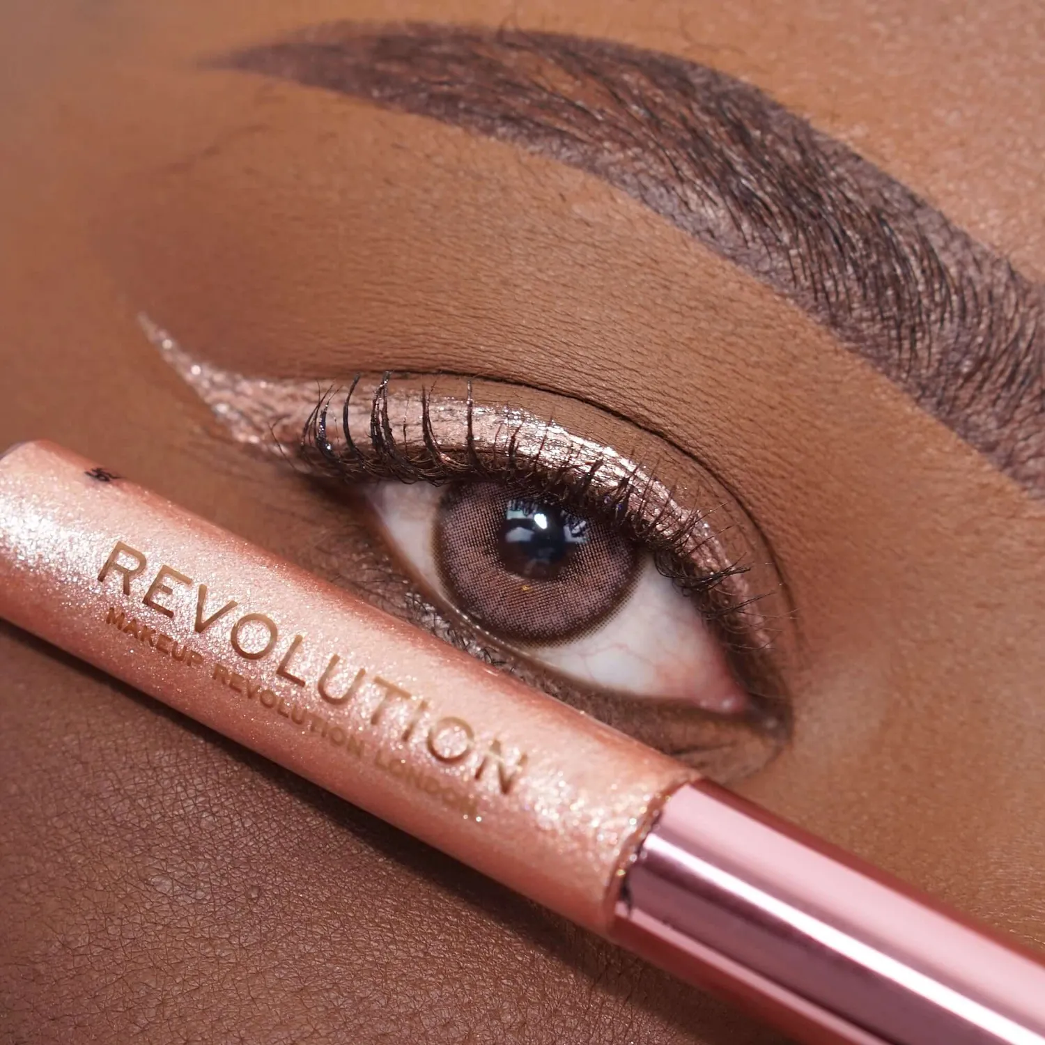 Revolution Super Flick eyeliner liquide Noir intense