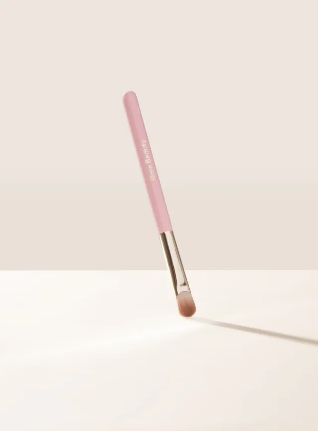 Rare Beauty Stay Vulnerable All-Over Eyeshadow Brush pinceau