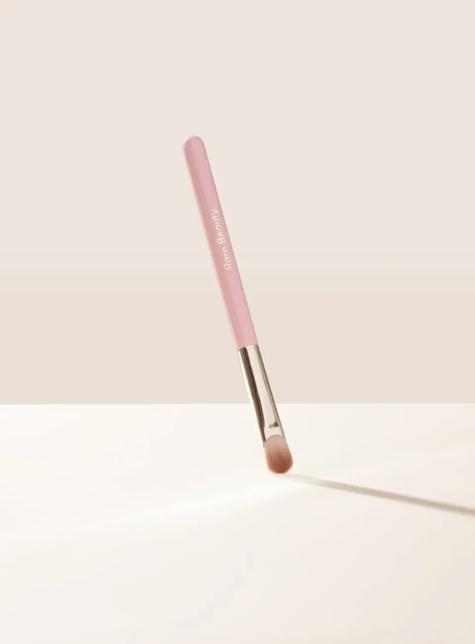 Rare Beauty Stay Vulnerable All-Over Eyeshadow Brush pinceau