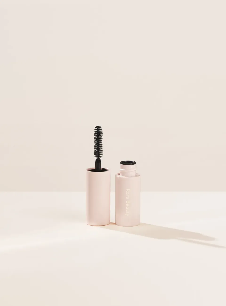 Rare Beauty Perfect Strokes Mini mascara volume noir recourbant