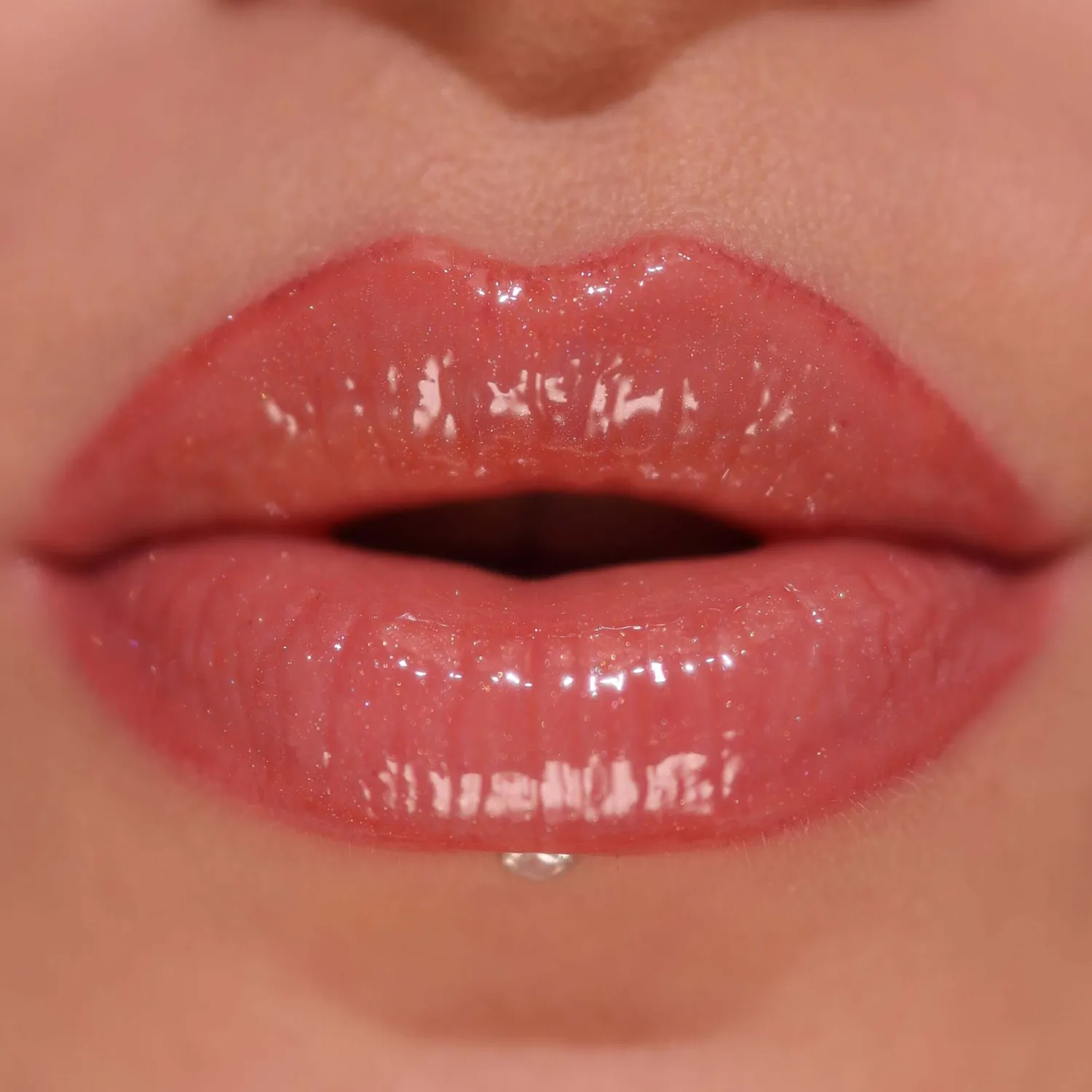 Revolution Pout Bomb Shimmer gloss lèvres nacré