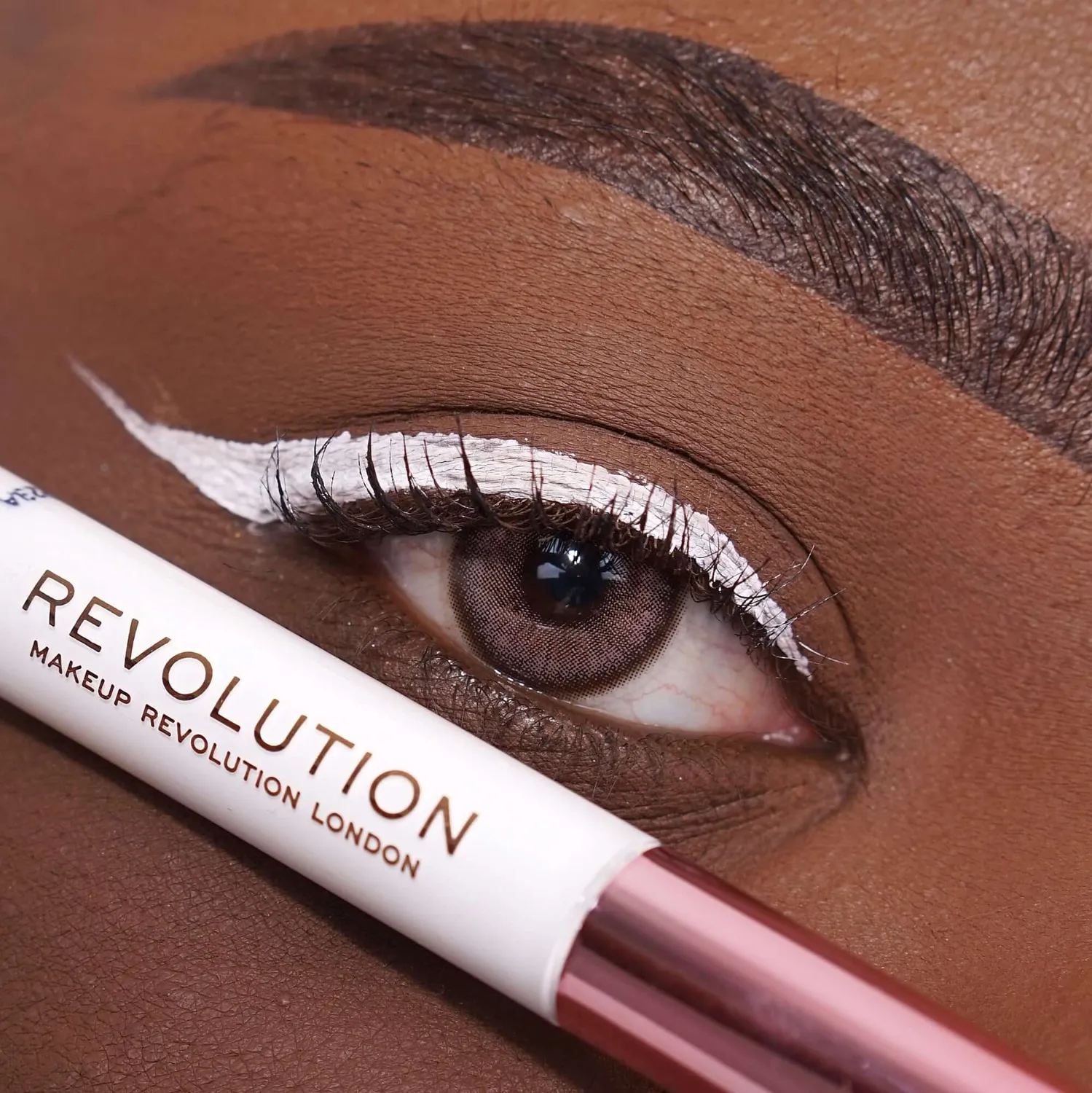 Revolution Super Flick eyeliner liquide Noir intense