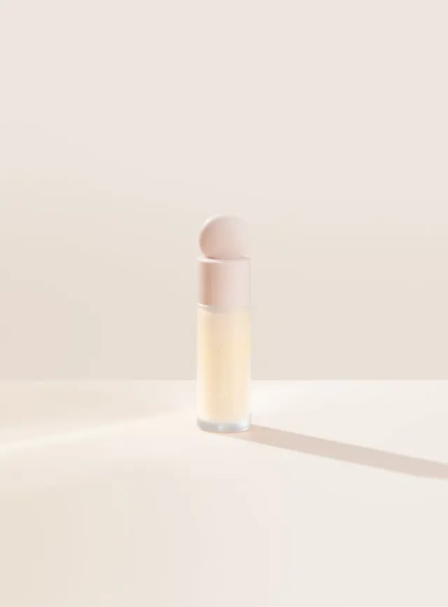 Rare Beauty Liquid Touch Brightening Concealer anticernes éclat