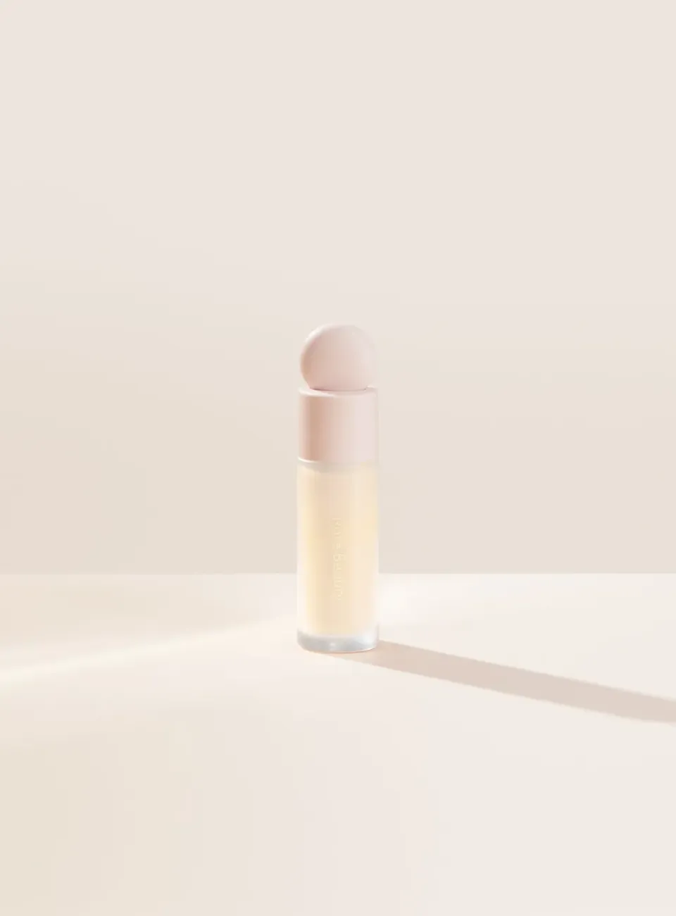 Rare Beauty Liquid Touch Brightening Concealer anticernes éclat