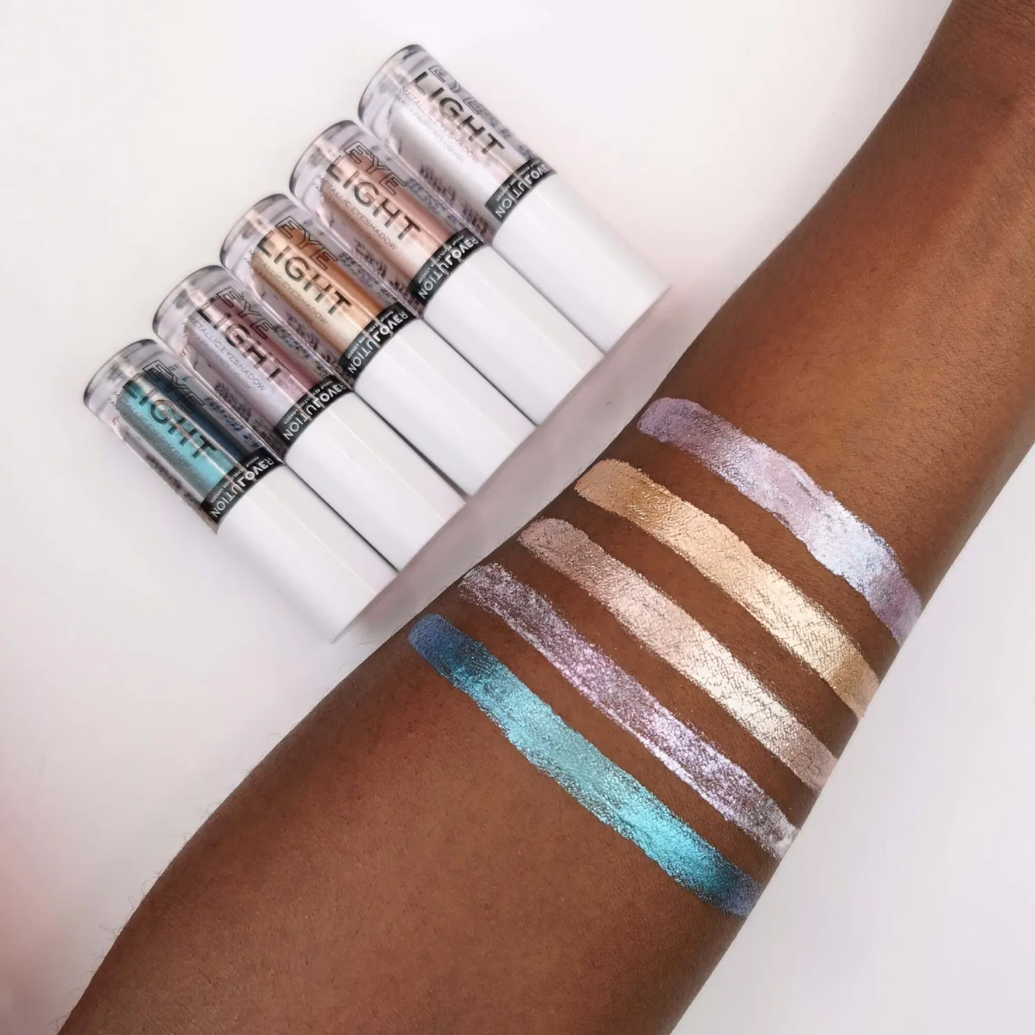Revolution Relove Eye Light fard liquide Shine métallique