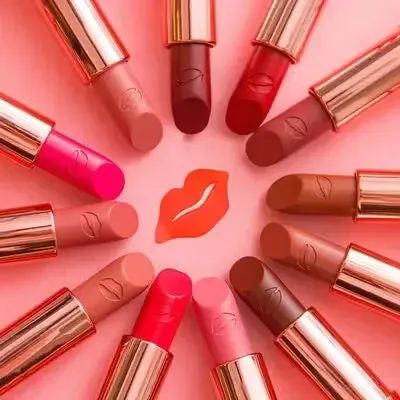 Revolution Satin Kiss rouge à lèvres satiné tenue longue