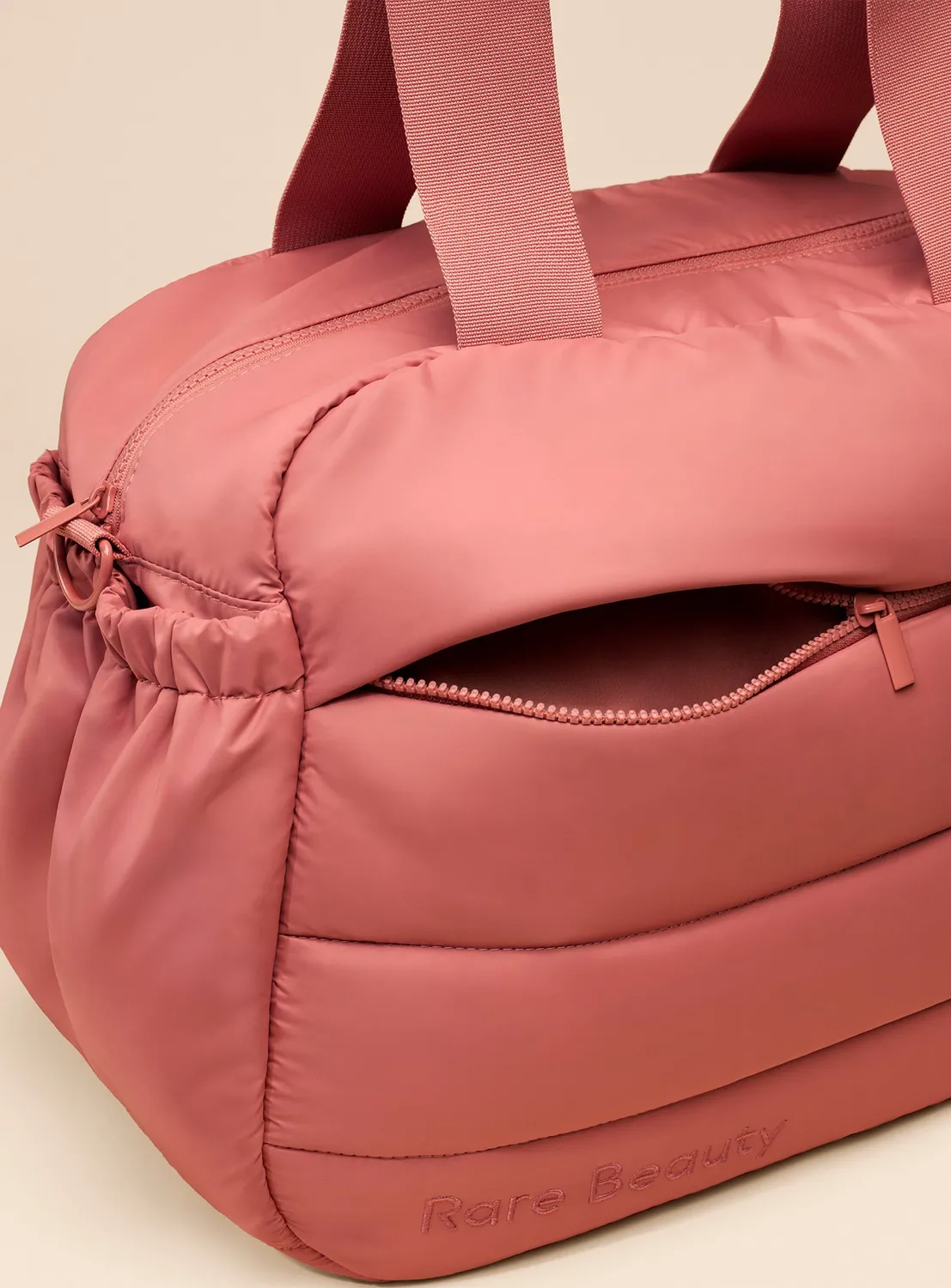 Rare Beauty Puffy sac tote nylon rembourré protecteur